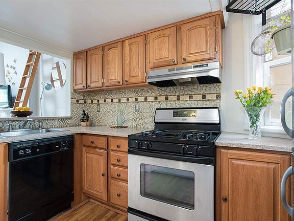 3rd image of 122 Bright St APT 4W