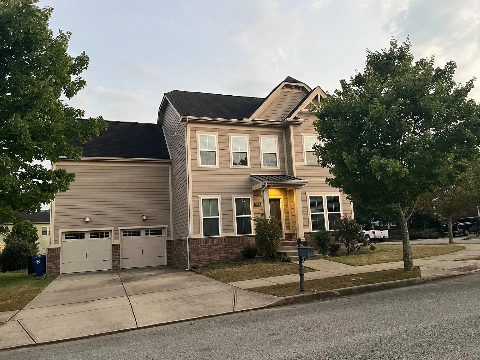 4 bed, 2.5 bath, 2574 sqft, $3,600 — Photo 1