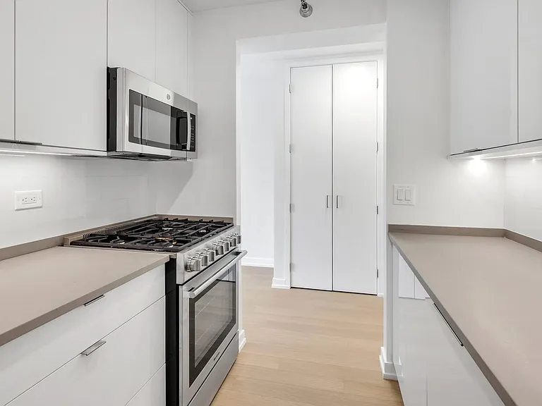 75 W End Ave #P7F — Photo 8