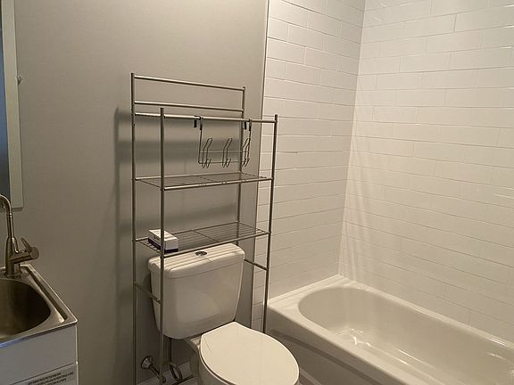 2nd image of 419 N Holly St Room 5