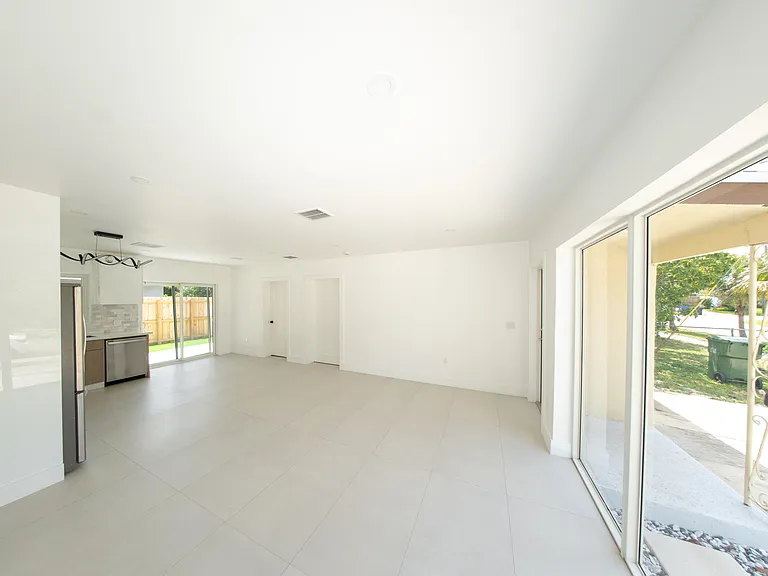 2160 SW 16th Ct — Photo 7