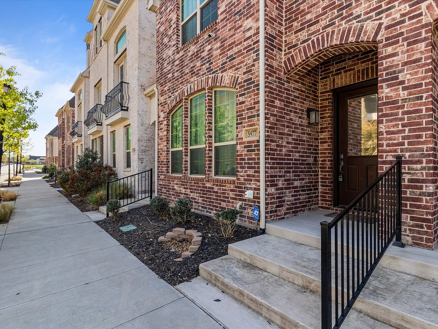 2 bed, 2.5 bath, 1952 sqft, $3,000 — Photo 2