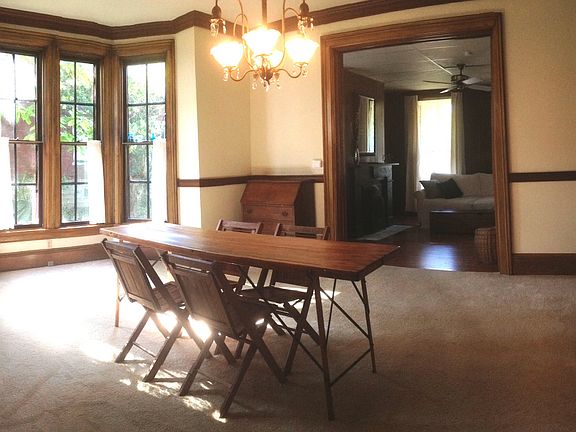 Dining room: 4 bay windows
