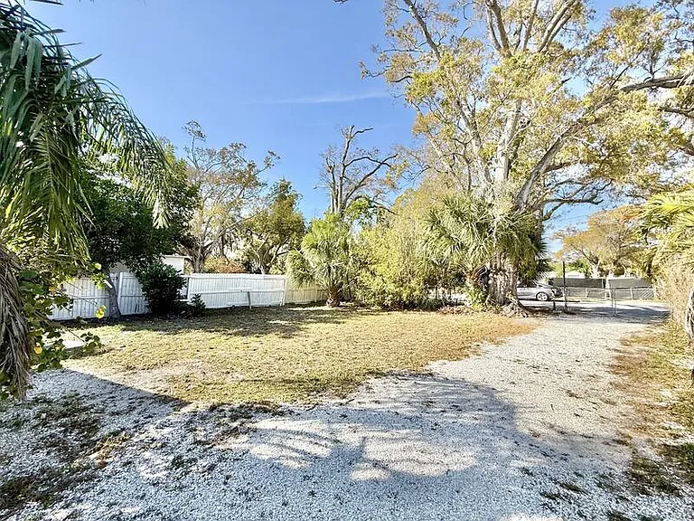 713 Smith St — Photo 53