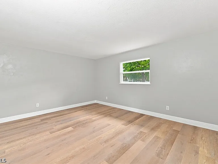 903 SE 20th Ct — Photo 28