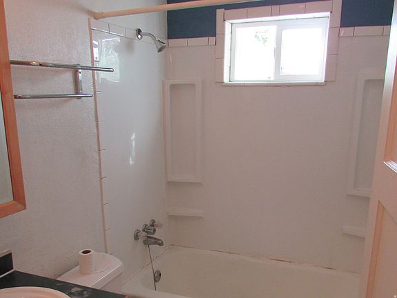 4th image of 609 E 100 N