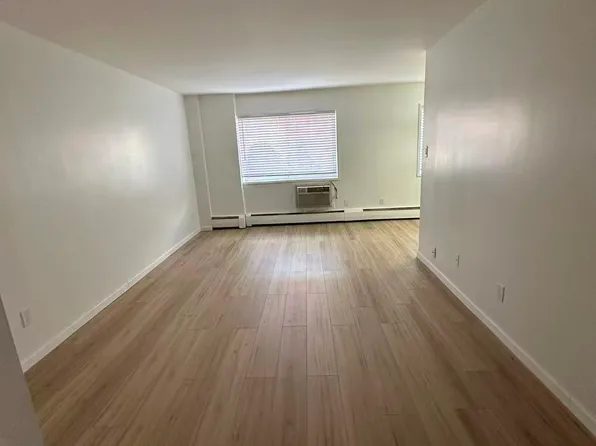 1290 Rockland Avenue image 1 of 8