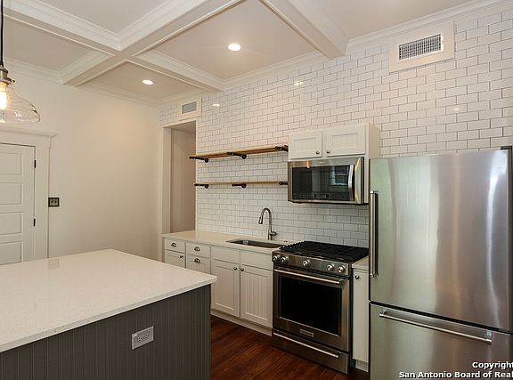 4th image of 402 E Locust St #101