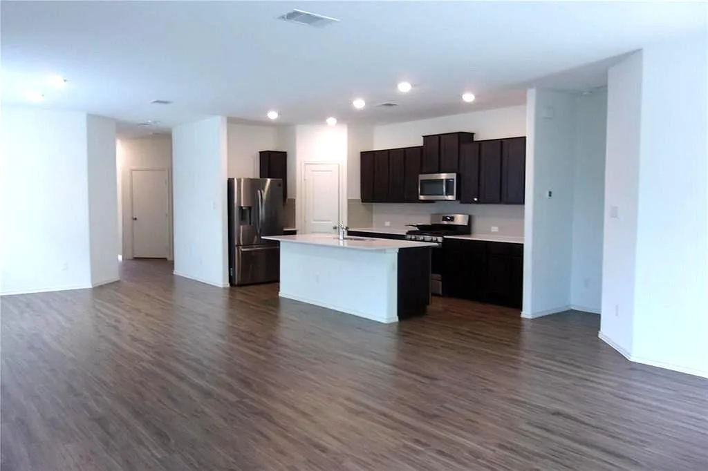 4 bed, 2.0 bath, 2020 sqft, $2,100 — Photo 4