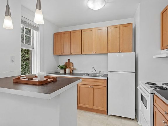 3rd image of 1009 W 10th Ave #106