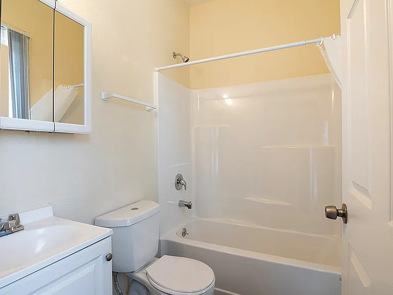 1017 S Burlington Ave — Photo 22