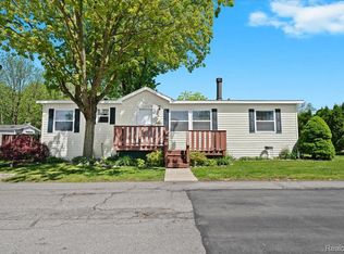 49622 Oak Dr, Plymouth, MI