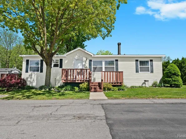 49622 Oak Dr, Plymouth, MI 48170