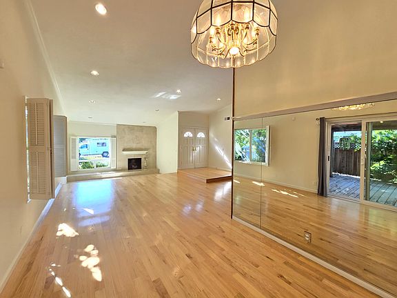 4th image of 380 Tampa Ct