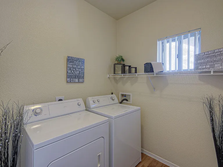 Deer Valley Regency Apartments — Photo 15