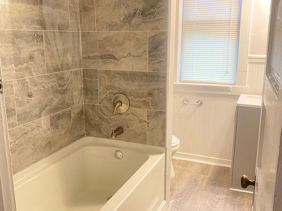 4th image of 4088 Erie St #25