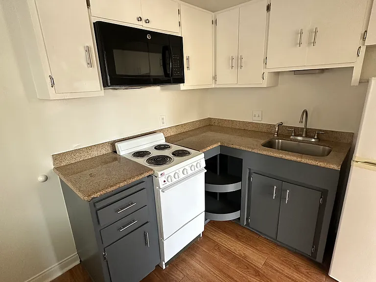 3801 1/2 Riviera Dr — Photo 7