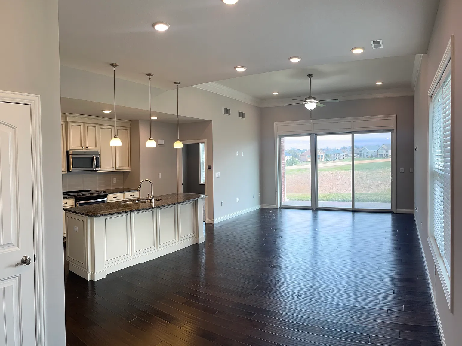 3 bed, 2.5 bath, 2000 sqft, $2,350 — Photo 4