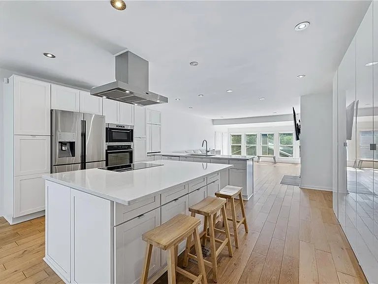 908 Lenox Hill Ct NE — Photo 3