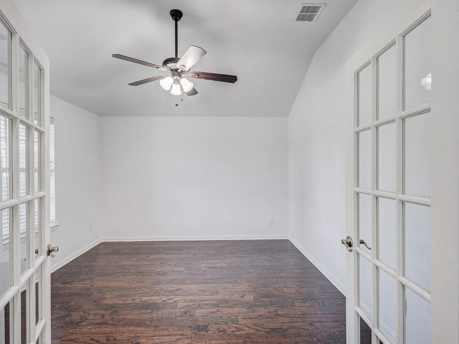 3 bed, 1832 sqft, $2,295 — Photo 4