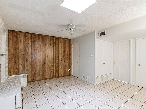 3rd image of 4229 Pineridge Dr