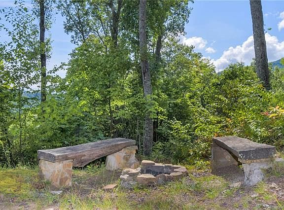 5th image of 302 Bridle Dr