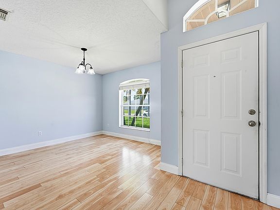 4th image of 292 SW Pagoda Terrace