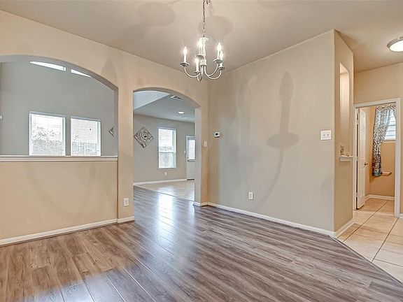 5th image of 3938 Calgary Cir