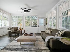 975 Shadowridge Dr SE