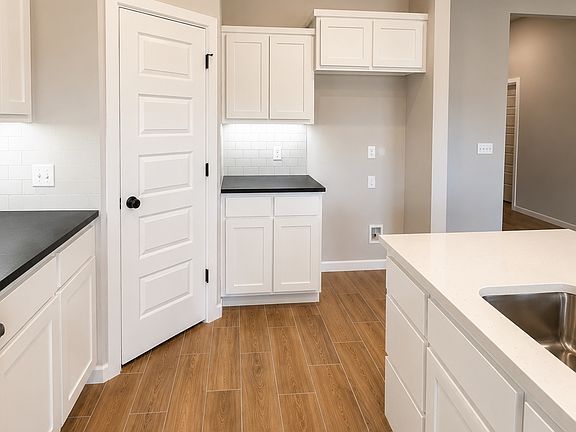 3rd image of 2318 Arcady Ave