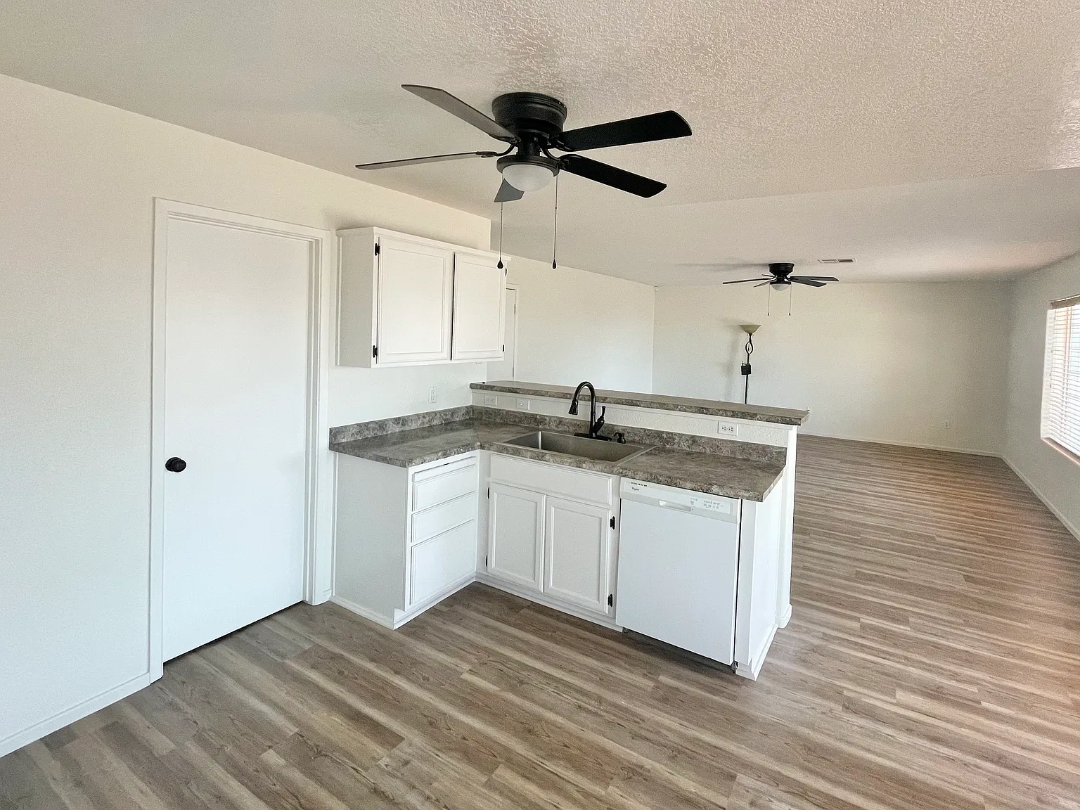 3 bed, 1885 sqft, $2,150 — Photo 2