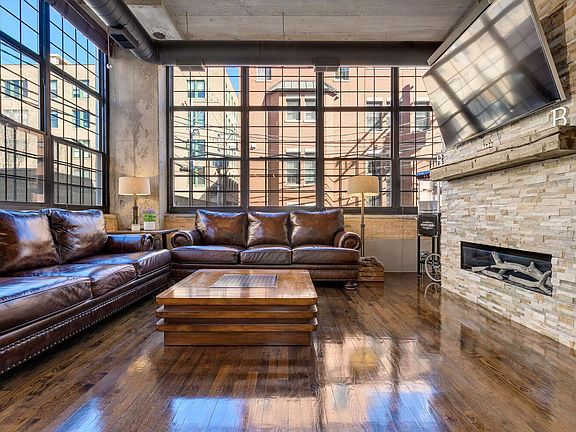 4th image of 17 N Loomis St APT 1F