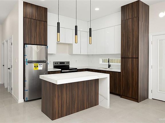 4th image of 916 Glory St #15-C