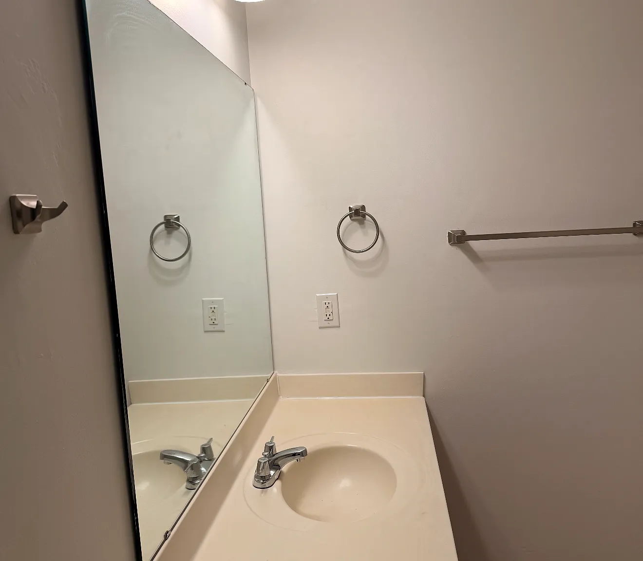 2 bed, $1,200 — Photo 2