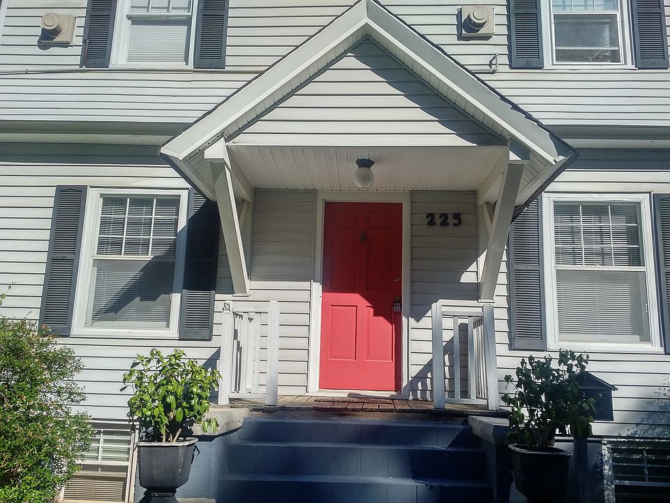 Front entrance to Apt #1