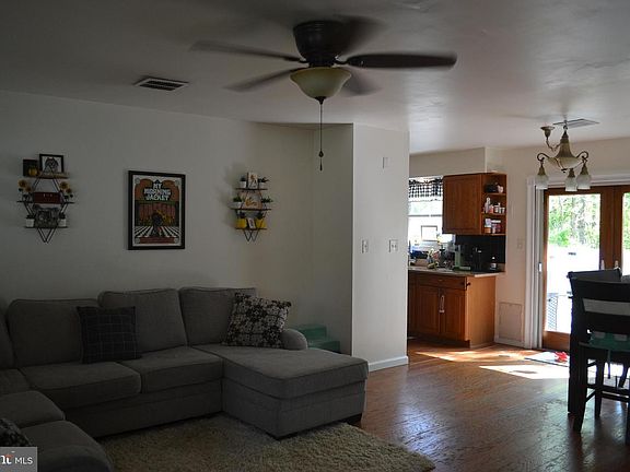 4th image of 31 Chestnut Way Cir