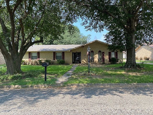 1st image of 405 Country Club Dr