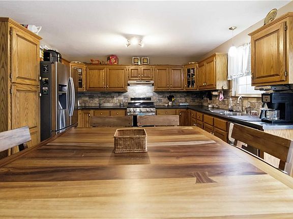 3rd image of 15588 Crestwood Dr