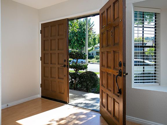 3rd image of 402 El Centro St APT 2