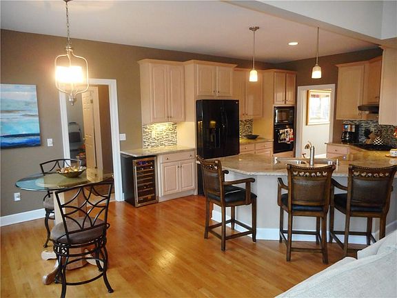 4th image of 215 High Stone Cir