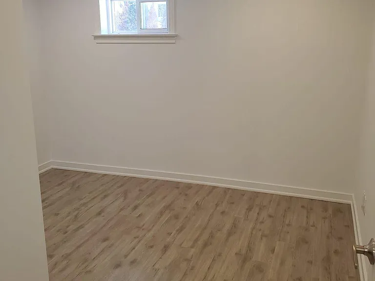 347 Ella Ct #LOWER — Photo 11