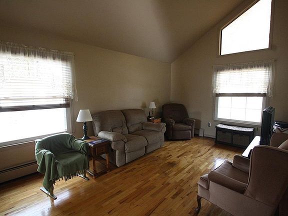 3rd image of 5 Elmwood Dr