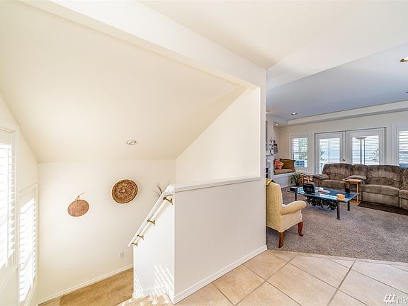 3rd image of 211 Parkway Dr