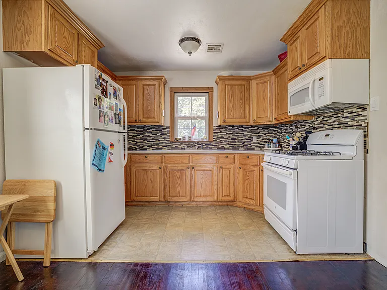 913 E Comanche St — Photo 9