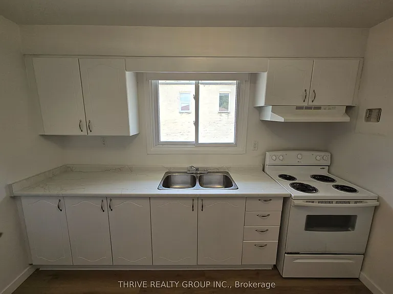 184 Simcoe St #3 — Photo 8