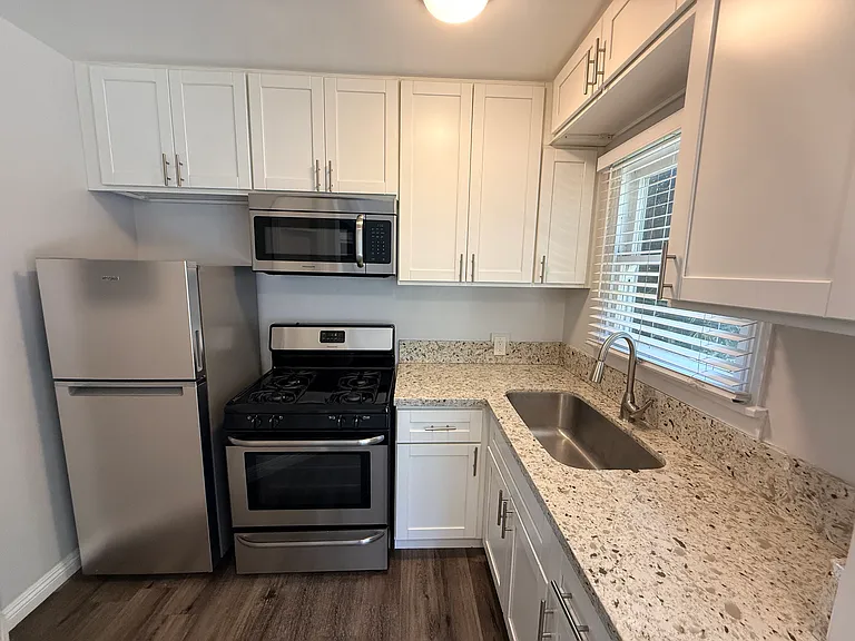 1813 W Victory Blvd — Photo 3