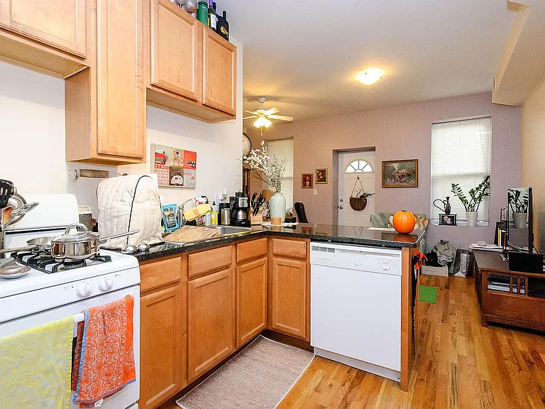 1852 W Wabansia Ave. — Photo 10