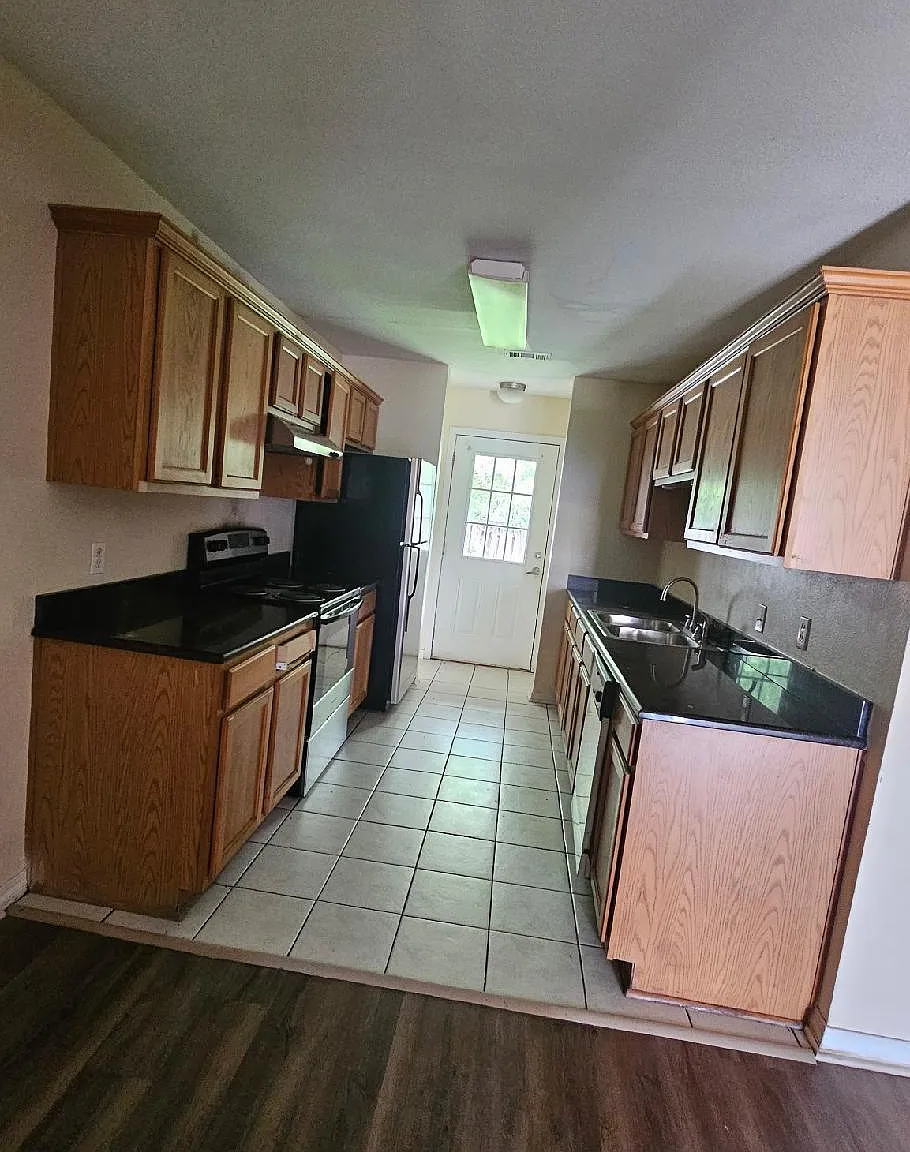 3 bed, 2.0 bath, 1521 sqft, $1,300 — Photo 4