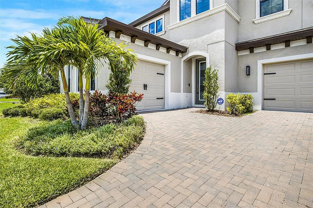 5 bed, 4.5 bath, 4295 sqft, $4,500 — Photo 2