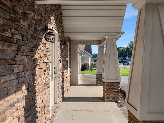 4th image of 404 Southern Dr